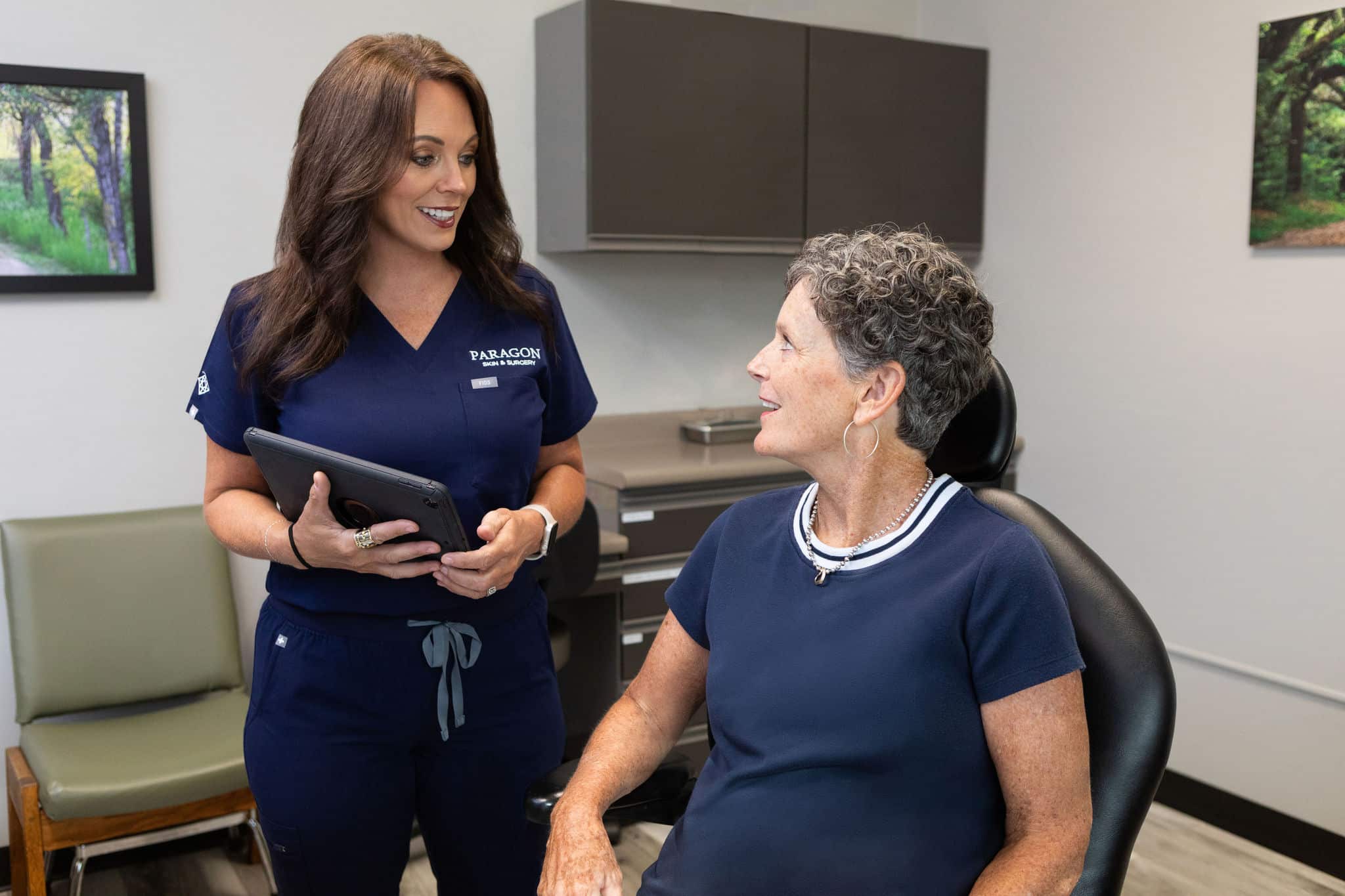 f-8616 Doctor consulting with patient at Paragon Skin & Surgery clinic