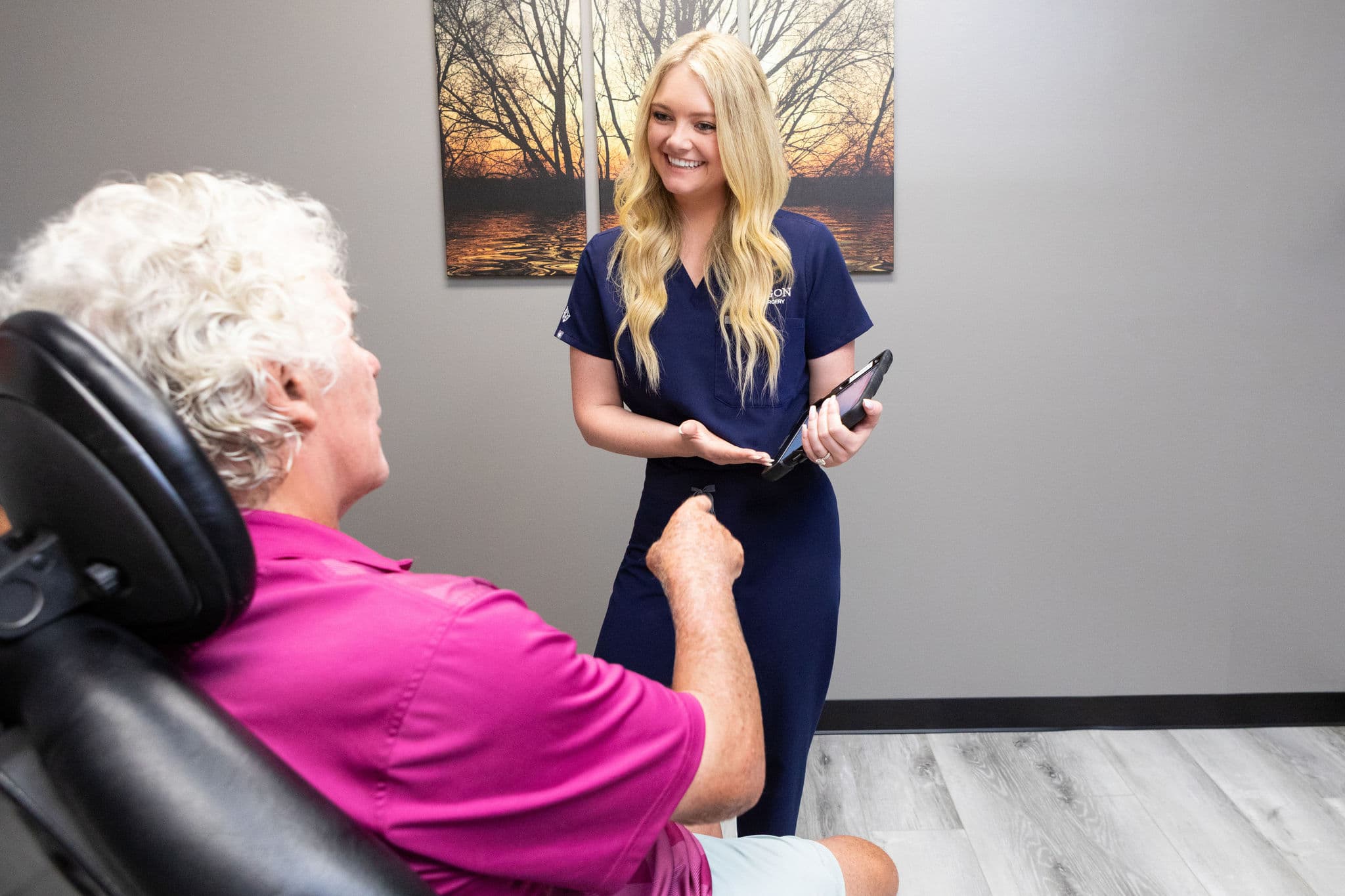 f-8727 Healthcare professional consulting with senior patient in clinic.